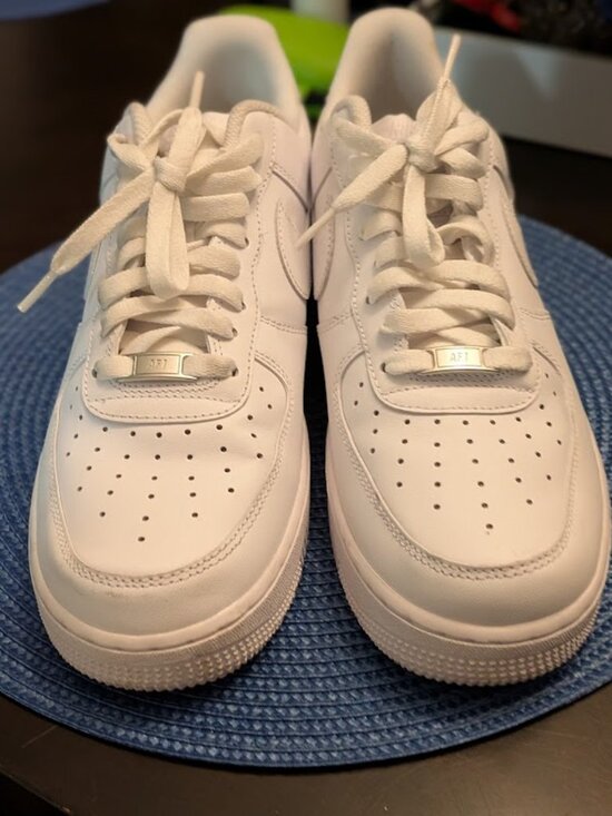 O1 NIKE AIR FORCE 1 Triple White Sneakers - Picture 10 of 11